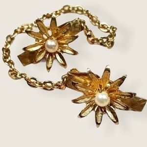 Vintage 1950s Mid Century Goldtone Faux Pearl Daisy Sweater Clip